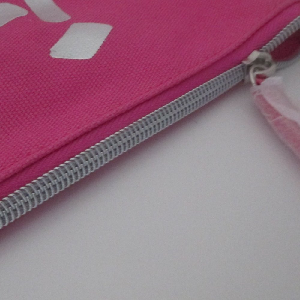 It Cosmetics Hot pink zippered Make up bag - Picture 2 of 4